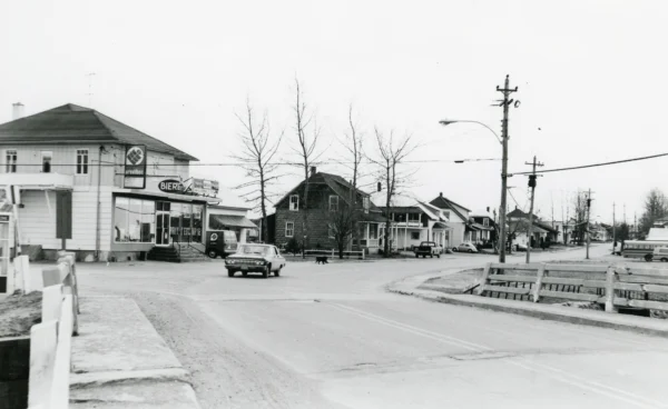 inconnu — rue principale — Tags: pont, magasin