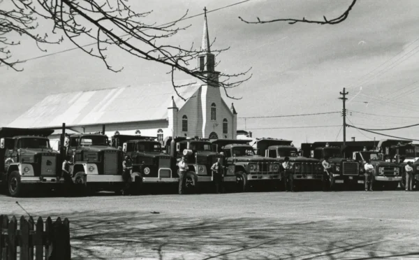inconnu — église — Tags: voiture, église