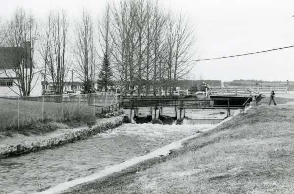 inconnu — rivière — Tags: rivière, pont