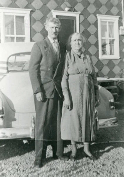 inconnu — couple — Tags: couple, portrait, voiture