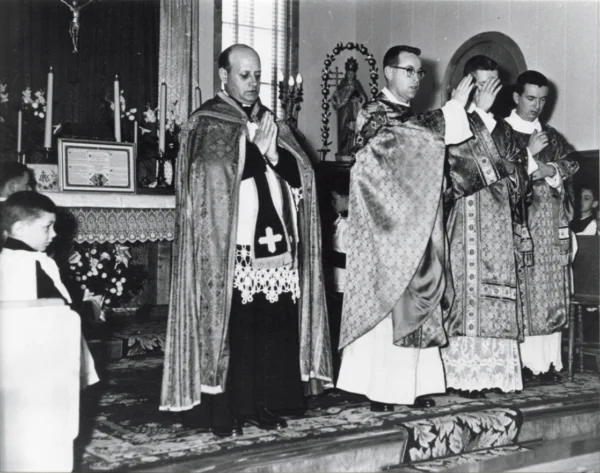 église — Tags: église — Ordination de l\'abbé Toussaint Perron en l\'église de St-Léon, 31 janvier 1959.  A l\'avant servant de messe, Maurice Fleury
