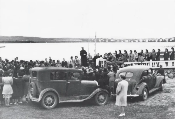 1946 — lac — Tags: église, lac — Bénédiction du pont par le curé Léonidas Dufour, 1946.  Peut-être le \"Bazar\" 1948-1949?