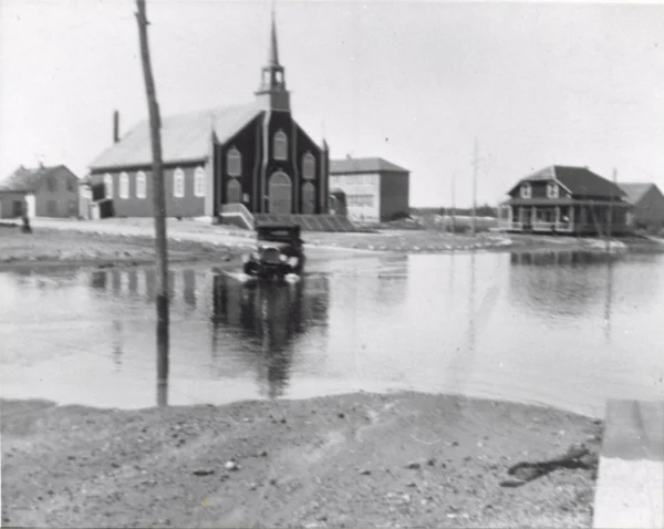 1947 — inondation — Tags: inondation, église, lac — La fameuse inondation du printemps 1947, à droite maison de Israël Bilodeau