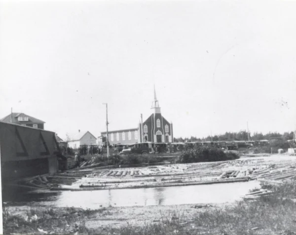 Patrimoine St-Léon — 1934 — bois — Tags: bois, église, rivière — Flottage de bois sur la rivière Mistouk, 1934, le moulin à scie s\'alimentait de ce bois