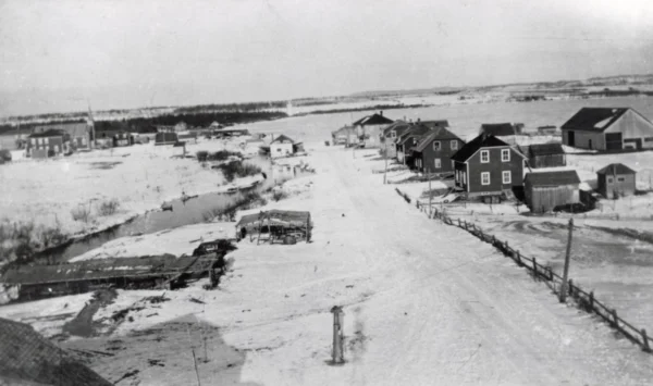 Patrimoine St-Léon — 1938 — village — Tags: rue principale, village, bois — Le moulin à scie de M. Auguste Lemieux, 1938, rue Principale