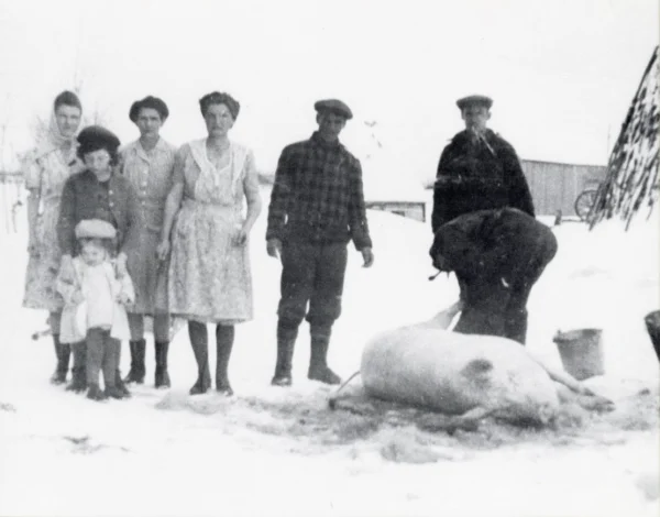 Patrimoine St-Léon — famille — Tags: famille, boucherie — Une famille de Saint-Léon faisait boucherie, M. Baptiste Larouche à droite des femmes