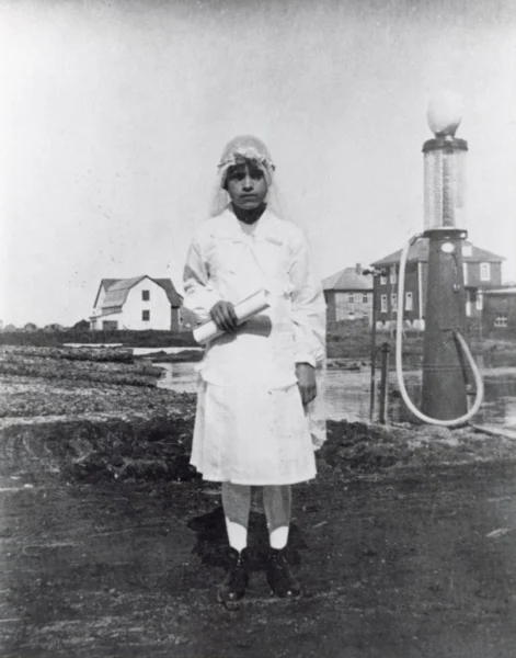 Patrimoine St-Léon — 1929 — rivière — Tags: rivière, essence, portrait — Premiere pompe à essence? 1929, coût $0.25 gallon