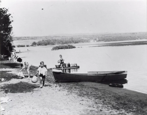 Patrimoine St-Léon — 1962 — lac — Tags: lac, plage, camping — Une vue du Domaine Lemieux qui fut fondé en 1955, 1962