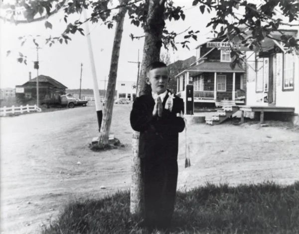 Patrimoine St-Léon — 1957 — portrait — Tags: magasin, portrait — Salle de pool appartenant à M. Edmour Maltais, 1957, maison Emile Maltais à droite, à gauche forge