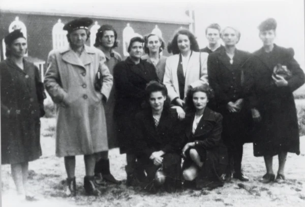 Patrimoine St-Léon — organisme — Tags: femmes, organismes — Association des Dames de Sainte-Anne. Mme Maïsse Tremblay; Mme Alfred Simard; Mme Baptiste Larouche; Mme Jean-Baptiste Côté; Mme Philippe Couture; Marie-Noël Bouchard; Mlle Guérin; Mme Uldéric Couture; Mme Arthur Maltais; Jeannette Simard; Thérèse Lebel
