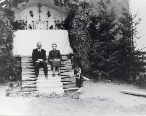 Patrimoine St-Léon — 1945 — église — Tags: église, couple — Reposoir pour la procession de la fête Dieu, 1945, Arthur Maltais père de Joseph-Armand Maltais et Emile Maltais
