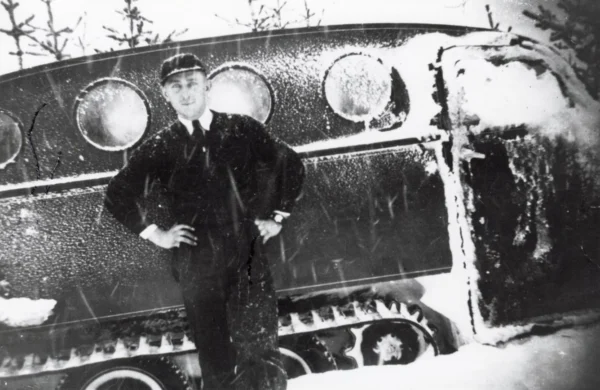 Patrimoine St-Léon — 1944 — machinerie — Tags: machinerie, motoneige — Salomon Lemieux pose fièrement devant son «snow» fort utile avant que les routes soient déneigées l\'hiver, 1944, servait transport de bois, taxi, ambulance