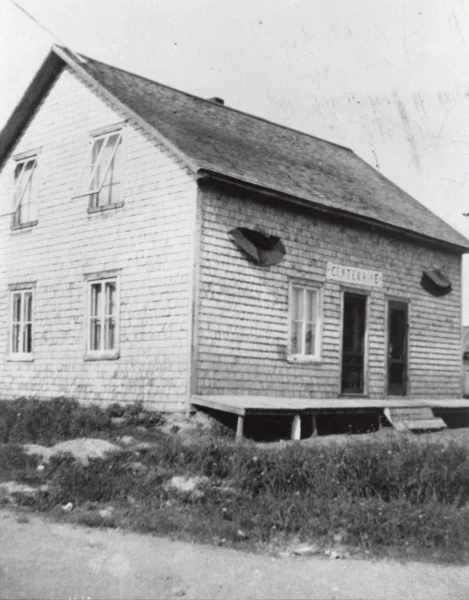 Patrimoine St-Léon — 1938 — maison — Tags: maison — La maison de M. Alphège Harvey, décorée pour le centenaire de la région, [1938?]