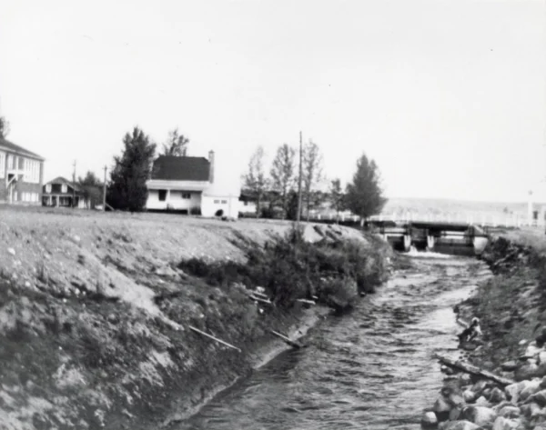 Patrimoine St-Léon — rivière — Tags: rivière — Rivière Mistook avant rénovation, maison de Armand Bilodeau entre les deux maisons de la garde et le collège, nettoyage de la rivière