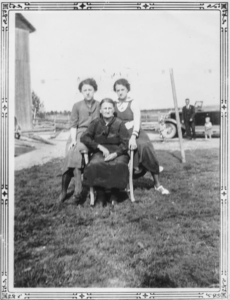 Gabriel Lemay — famille — Tags: famille, portrait — Rose Anna Lapointe et ses filles Claire-Hélène et Anne-Marie