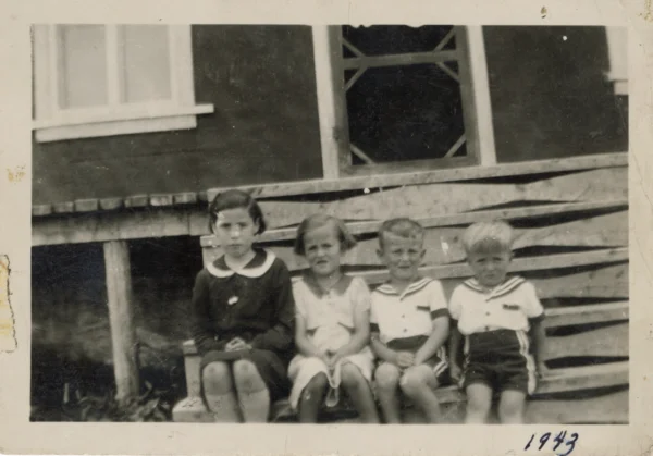 Gisèle Bouchard — 1943 — portrait — Tags: famille — Ghislaine Maltais, Gisèle, Ghislain Bouchard, Jacques , maison d\'Arthur Maltais, grand-père de Gisèle Bouchard