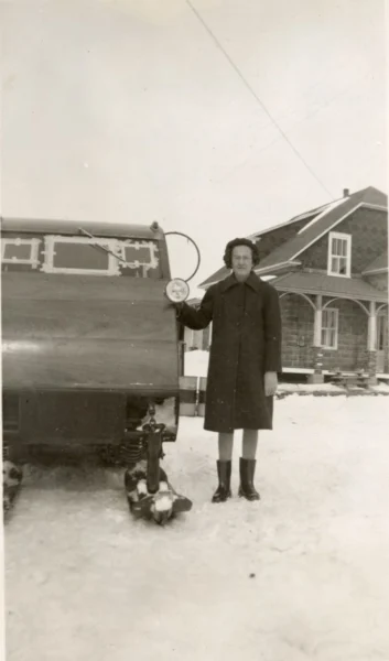 Gisèle Bouchard — 1948 — machinerie — Tags: machinerie, motoneige, maison — Gisèle Bouchard avec le « snow » de Edmour Maltais devant la maison à Émile Maltais, 1948