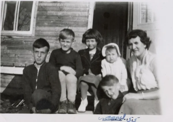 Gisèle Bouchard — 1955 — famille — Tags: famille — Benoît, Jean-Noël, Dolorès, Gisane , Yves Bouchard et Gisèle Bouchard, avril 1955