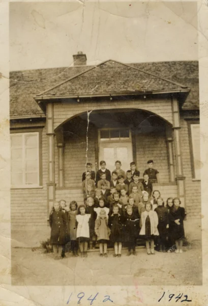 Gisèle Bouchard — 1942 — école — Tags: école — École de Saint Léon, Yvette Noël et ses élèves, 1942