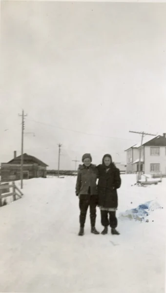 Gisèle Bouchard — 1948 — portrait — Tags: portrait, magasin — Jacques Bouchard et Marie-France Bilodeau, forge de Jos.-Élie Bouchard, 1948