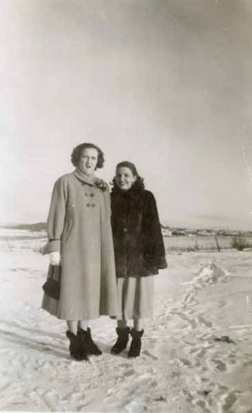 Gisèle Bouchard — 1952 — portrait — Tags: portrait — Ange-Aimée Blanchette et Gisèle Bouchard, 1952