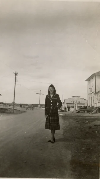 Gisèle Bouchard — 1948 — portrait — Tags: rivière, magasin, pont — Gisèle Bouchard, derrière : épicerie et garage d\'Arthur Lemieux, 1948