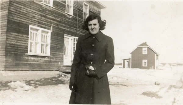 Gisèle Bouchard — 1950 — portrait — Tags: maison, portrait — Gisèle Bouchard devant la maison d\'Edgar Bouchard, 1950