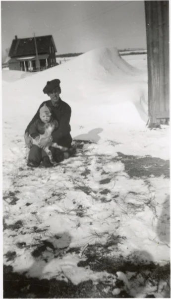 Gisèle Bouchard — famille — Tags: famille, maison — Maison d\'Arthur Maltais; Rosaire Maltais avec sa fille Louise