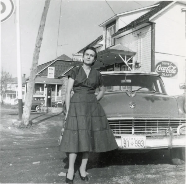 Gisèle Bouchard — portrait — Tags: voiture, magasin, portrait — Marie-Jeanne Maltais devant la maison d\'Edmour et Émile Maltais
