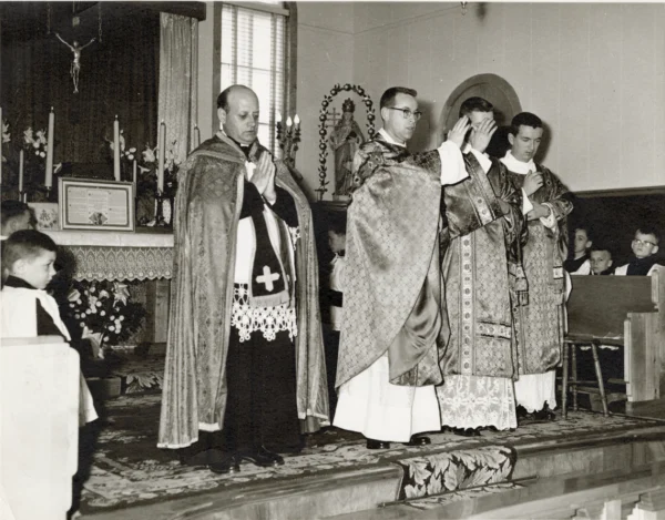Gisèle Bouchard — église — Tags: église — Curé Saulnier, Toussaint Perron, Rémi Lemieux?, Fernand Maltais à J.-A. Maltais, garçon à gauche : Donat Fleury