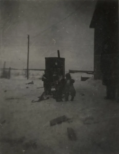 Jacynthe Gilbert — machinerie — Tags: machinerie — Armand Gilbert. La voiture à cheval pour livraison du courrier en hiver, un petit poêle à bois à l\'intérieur, par la suite en « snow »