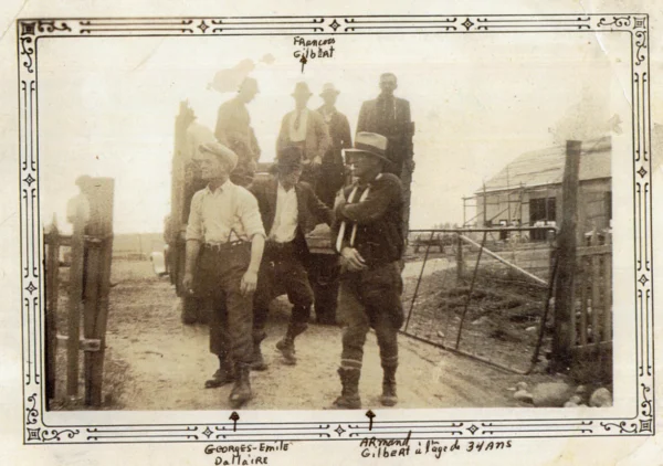 Jacynthe Gilbert — 1941 — feu — Tags: feu — En avant : Georges-Émile Dallaire et Armand Gilbert âgé de 34 ans, en haut au centre François Gilbert; après le feu des bâtiments de ferme, automne 1941, bis pour la reconstruction