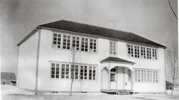 inconnu — école — Tags: école, maison — Première école de St-Léon