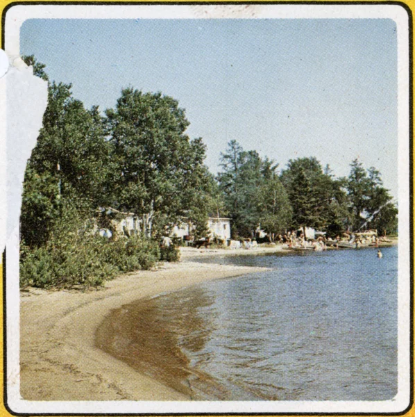inconnu — lac — Tags: camping, plage, lac — Chalet locatif du camping Domaine Lemieux, photo prise de la pointe