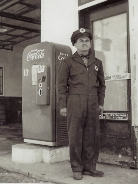 inconnu — station-service — Tags: Station-service — Inconnu devant la station-service