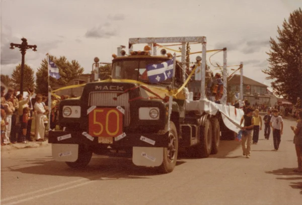 inconnu — 1976 — 50e — Tags: 50e, parade — Parade, festivités du 50e anniversaire de Labrecque (St-Léon à l\'époque)