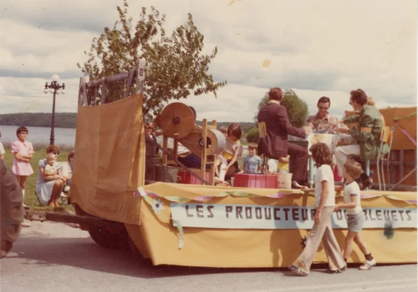 inconnu — 1976 — 50e — Tags: 50e, parade — Parade
Festivité du 50e anniversaire de Labrecque (St-Léon à l\'époque)