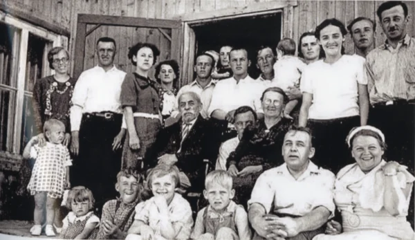 inconnu — 1937 — famille — Tags: famille, portrait — 1ère rangée, enfants : Jeannine, Rolande, Jean, Clovis, Rita, Gérard, Joseph, Bernadette. 2ème rangée : Jeanne. Georges-Henri, Claire Hélène, Clovis, Jean-Paul, Rose-Anna, Germaine, Wellie. 3ème rangée : Anne-Marie, Roland, Clairmont. 4ème rangée : Marguerite (Marc-Henri?), Adelbert ? ou Félix, Oliva?, François. Vers 1937-1938