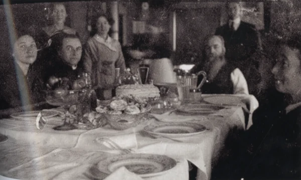 inconnu — famille — Tags: famille, repas