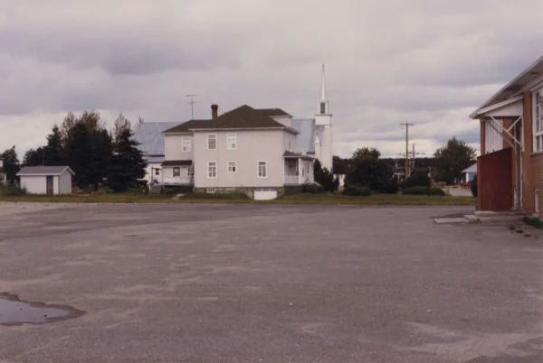 Soeurs du Bon-Conseil — 1984 — église — Tags: église — Ancien presbytère de Saint-Léon, démoli en 1995, photo prise en 1984