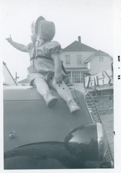 Colombe Privé — 1955 — portrait — Tags: portrait, maison — Colombe Privé 2 ans. Maison Philippe Gaudreault construit par lui. Maison Emile Coudé par après. Jean-Baptiste Côté