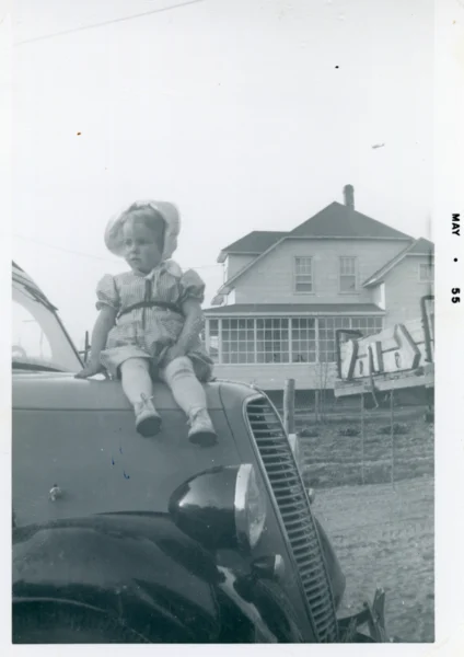 Colombe Privé — 1955 — portrait — Tags: portrait, maison — Colombe 2 ans. Maison Philippe Gaudreault construit par lui. Maison Emile Coudé par après. Jean-Baptiste Côté