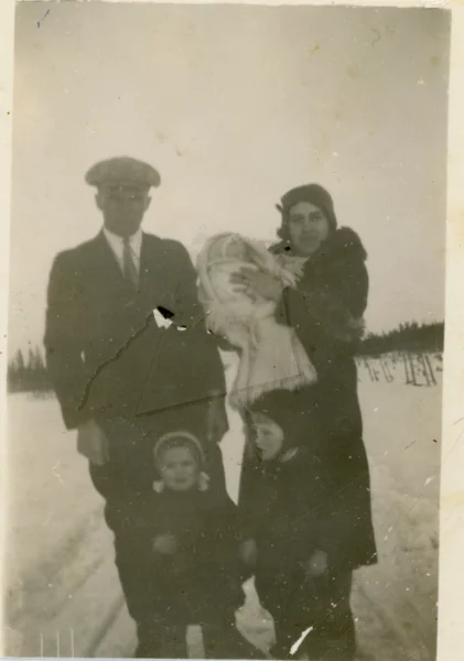 Pâquerette Privé — 1914 — famille — Tags: portrait, famille — Léon Maurice, 2 semaines; Jeannine, 5 mois; Rosaire Maurice; Famille Joseph Privé au village