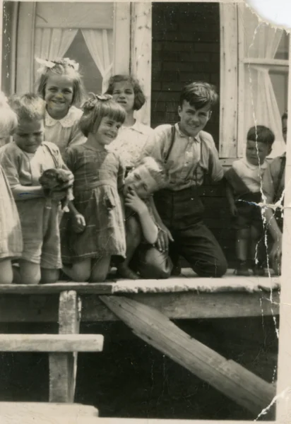 Pâquerette Privé — 1945 — famille — Tags: famille, portrait — Normand (chien); Gracia; Jeannine; Pâquerette; Maurice; Guy; Louis-Marie. 1945