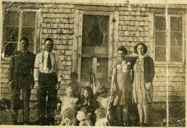 Pâquerette Privé — famille — Tags: famille — Joseph Privé en blanc et Mariette Simard, sa femme au rang 5