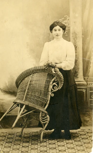 Pâquerette Privé — portrait — Tags: portrait — Marie-Louise Larouche à 18 ans. Épouse de [Maurice?] Simard