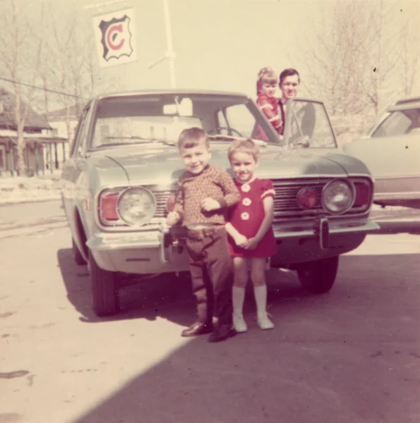 Luc Privé — famille — Tags: portrait, famille, voiture — Louis-Marie Privé, Hélène et Guylaine; Gérard et [Régine?] Girard. Première concession avec la Cie Champlain pour le «C» sur l\'affiche.