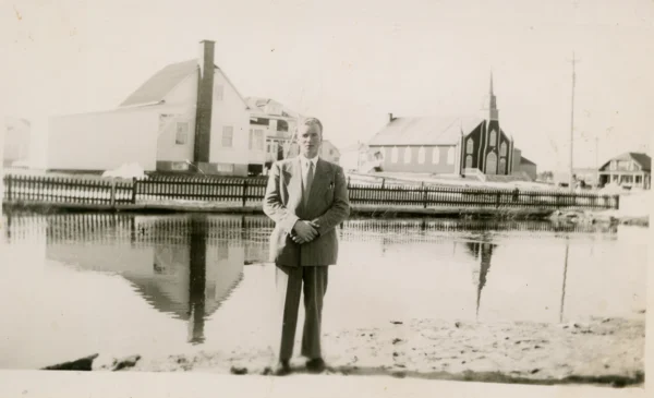 Régis Privé — Portrait — Tags: Portrait, rivière, église