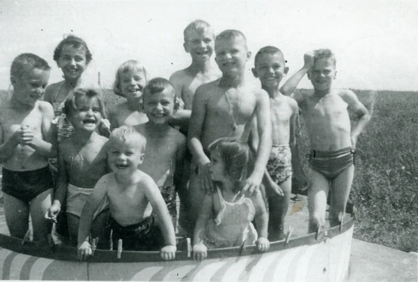 Régis Privé — 1960 — famille — Tags: portrait, famille — 1ere rangée : Régis et Brigitte Néron. 2e rangée : Gérard, Evelyne, Clément et Luc Gagné; Carole Néron; Louis-George Néron. 3e rangée : Edith Gagné; Colombe; Christian. 1960