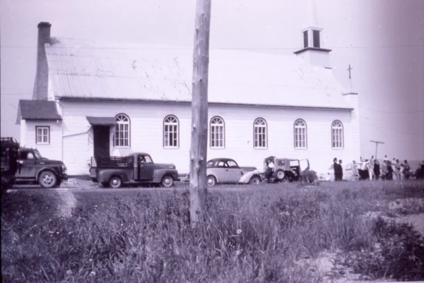 inconnu — église — Tags: voiture, église
